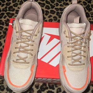 Men’s Nike shoes size 10